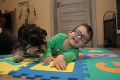 Malý bojovník sa narodil s nevyvinutým mozgom: Filipko potrebuje psíka, ktorý ho naučí chodiť!
