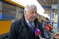 Cestujúci sa sťažovali na plné vlaky: Minister dopravy si to vyskúšal a reaguje!