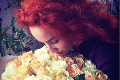 Internet zaplavili fotky žien s obrovskými kyticami ruží: Má to jeden háčik, žiadnu romantiku za tým nehľadajte!