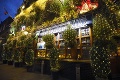 Najvianočnejší bar na svete: Tipnite si, koľko stromčekov majú na fasáde!