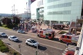 Dym v bratislavskom nákupnom centre vystrašil ľudí: Zasahovali hasiči!
