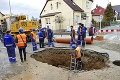 V Prešove sa prepadla frekventovaná cesta: Dopravu zablokoval megakráter!