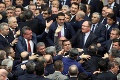 V tureckom parlamente lietali údery: Čo bolo príčinou potýčky medzi rozhádanými poslancami?