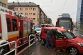 V Bratislave došlo k dvom nehodám: Zrážka električky s osobným autom a autobusu s dodávkou!