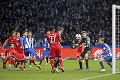 Tréner Bayernu bude za stredný prst cvakať: Čo povedal Pekarík o zápase v ktorom lietali pľuvance?