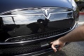 Samoriadené auto Tesla malo nehodu: Vodič po zrážke s kamiónom zomrel