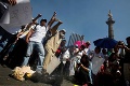 Stovky Mexičanov protestujú proti plánom Trumpa: Vytvorili dokonca ľudský múr!
