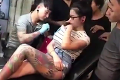 Muž tetoval svoju frajerku, keď vtom... Výbuch prsníka priamo na stole!