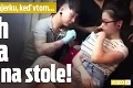 Muž tetoval svoju frajerku, keď vtom... Výbuch prsníka priamo na stole!