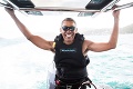 Barack Obama si vo vlnách zmeral sily s bohatým kamarátom: Kto je lepší surfer?