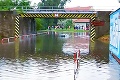 Slovensko zasiahli extrémne búrky: Megakrúpy v Modre, v Komárne celé auto pod vodou!