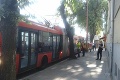 Kuriózna situácia na zastávke v Bratislave: Trolejbus sa zasekol o... TOTO tu ešte nebolo!