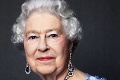 Kráľovná Alžbeta II. oslavuje zafírové výročie: Na novom portréte predviedla nádherný svadobný dar od otca