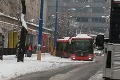 Dopravu v Bratislave skomplikovalo počasie: Mesto vykonáva posypy, na Kramároch bol problém s trolejbusmi