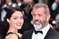 Mel Gibson sa ukázal s krásnou frajerkou: Tipnete si, aký je medzi nimi vekový rozdiel?
