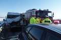 Smrť na diaľnici D1: Šofér († 68) dodávky nabúral do hasičského a policajného auta!