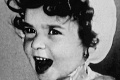 Fotohádanka: Z malého dievčatka vyrástla herecká ikona, spoznáte ju podľa úsmevu?