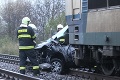 Zrážka nákladného vlaku a osobného auta na železničnom priecestí: V aute bolo aj malé dieťa!