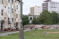 Panika medzi rodičmi z Bánoviec nad Bebravou: To fakt chce mesto nasťahovať neprispôsobivých občanov TAM?