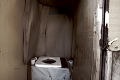 Plesnivý dom, latrína na záhrade: Rozvedená Anna a jej tri deti bývajú v hrozných podmienkach!