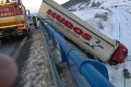 Na východe Slovenska kamión prerazil zábradlie: Zletel až k železničnej koľaji, nákladiak vyťahujú!
