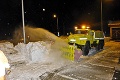 Slovensko je pod snehom, cestári vytiahli frézy a posýpače: Do boja vyrážajú aj deduškovia!