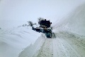 Slovensko je pod snehom, cestári vytiahli frézy a posýpače: Do boja vyrážajú aj deduškovia!