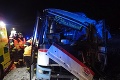 Tragická nehoda neďaleko Prahy: Autobus zišiel z cesty a narazil do stromu!