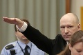 Začal sa odvolací súd s masovým vrahom Breivikom v prípade porušenia jeho práv: Zase spravil to isté!