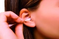 Čistíte si uši správne? Zbavovanie ušného mazu môže viesť k úplnej hluchote!
