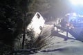 Dramatická nehoda pri Čertovici: Autobus visel nad roklinou, so zakliesneným vodičom