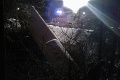 Dramatická nehoda pri Čertovici: Autobus visel nad roklinou, so zakliesneným vodičom