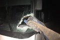 Z nákladiaka sa uvoľnila tyč a prepichla šoféra autobusu: Polícia vypočúva podozrivého vodiča!