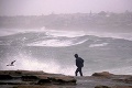 Británia bojuje s búrlivým počasím: Rozbúrené more a vysoké vlny si vyžiadali šesť obetí!