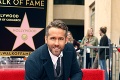 Lámač ženských sŕdc s rodinou zažiaril na Chodníku slávy: Ryan Reynolds a jeho štyri hviezdy!