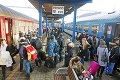 Záujem o cestovanie pred Vianocami stúpa, železnice musia pridávať vozne