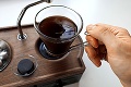 Už žiadne nepríjemné zvuky a stres: Na svete je budík, ktorý vás preberie rannou kávou!