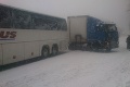 Nehoda dvoch autobusov a dvoch osobných áut na Kysuciach: Cesta bola neprejazdná!