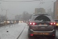 Prvé sneženie spôsobilo v Košiciach dopravný chaos:  Prekvapilo šoférov, nie však cestárov!