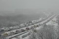 Prvé sneženie spôsobilo v Košiciach dopravný chaos:  Prekvapilo šoférov, nie však cestárov!