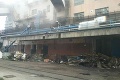 V bratislavskej spoločnosti Palma horelo: S ohňom bojovalo 26 hasičov!