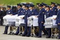 Cestujúci z lietadla smrti sú doma: Mŕtvych futbalistov previezli do vlasti vojaci