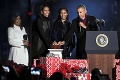 Posledné Vianoce v Bielom Dome: Obama rozsvietil stromček a rozdával úsmevy