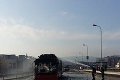 Brutálne zábery z Bratislavy: Autobus MHD v plameňoch!