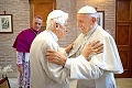Pápež František s pápežom Benediktom XVI.: Tak rád ťa vidím!