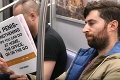 Komik si číta v metre knihy s vymyslenými obálkami: Ich názvy uvádzajú cestujúcich do rozpakov!