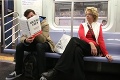Komik si číta v metre knihy s vymyslenými obálkami: Ich názvy uvádzajú cestujúcich do rozpakov!