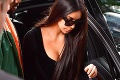 Kim Kardashian sa vrátila do USA bez snubného prsteňa: Prepadol ju vlastný bodygard?