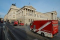 Horela strecha rakúskeho parlamentu: Budovu museli evakuovať