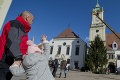 Ulicami hlavného mesta ťahali tohto obra: Vianočný stromček na námestí už stojí!